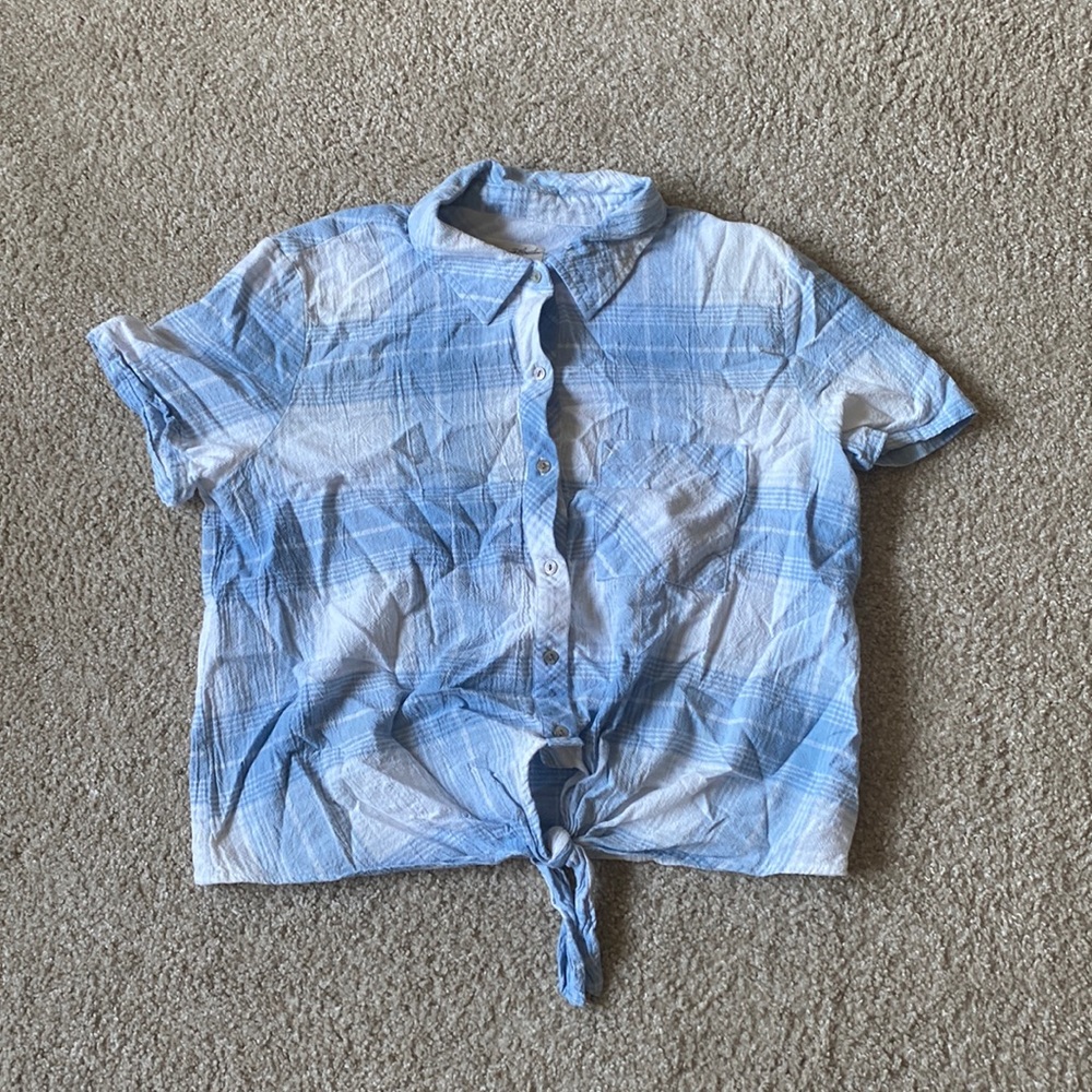 Collared short sleeved shirt with tie in the front